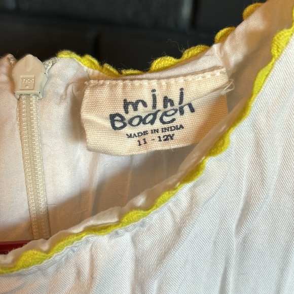 Mini Boden embroidered dress - Picture 2 of 5